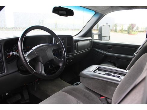 Used 2005 Chevrolet Silverado 1500 LS w/ Light Duty Power Package AWD/4WD image 9