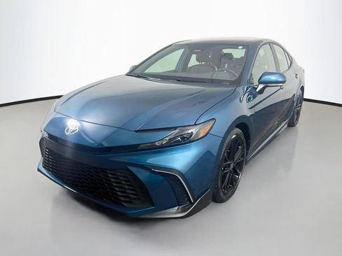 Used 2025 Toyota Camry SE w/ Convenience Package FWD image 5