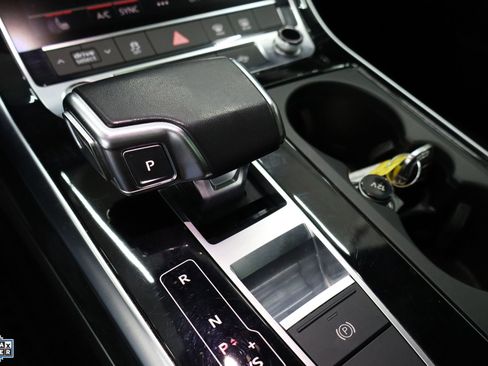 Used 2022 Audi Q8 Premium image 19