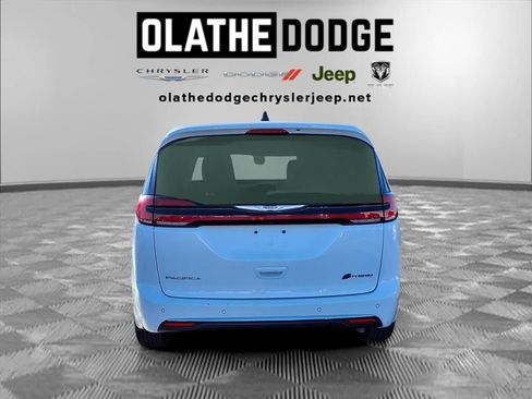 Used 2024 Chrysler Pacifica Select image 29