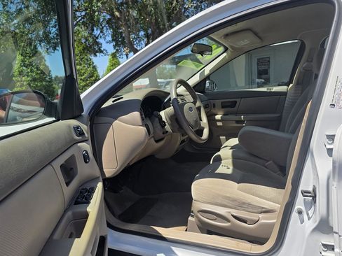 Used 2007 Ford Taurus SE FWD image 12