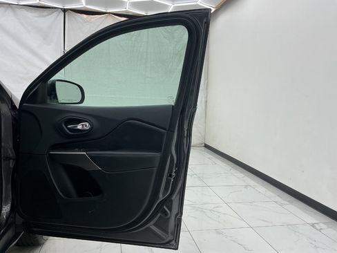 Used 2019 Jeep Cherokee Limited AWD/4WD image 19
