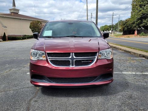 Used 2019 Dodge Grand Caravan SE w/ UConnect Hands-Free Group image 2