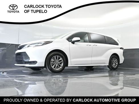 Used 2026 Toyota Sienna LE FWD image 56