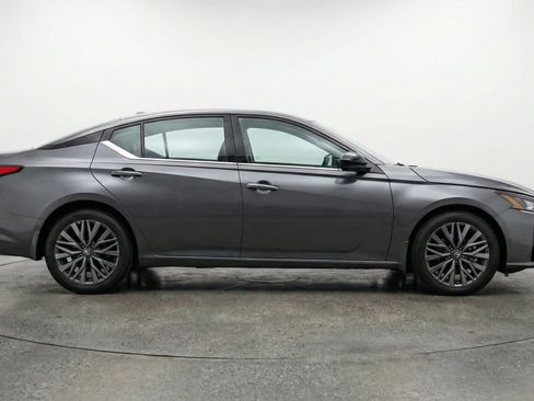 Used 2025 Nissan Altima 2.5 SV FWD image 11