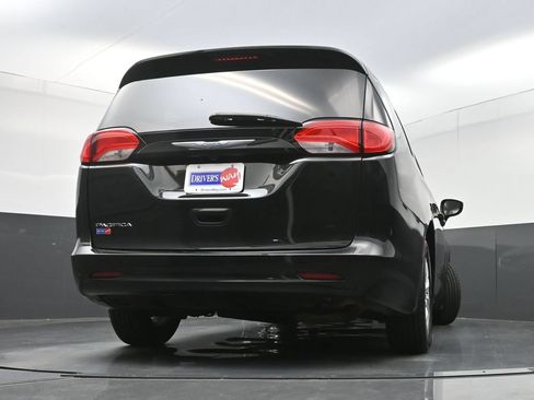 Used 2017 Chrysler Pacifica Touring w/ Tire & Wheel Group FWD image 27