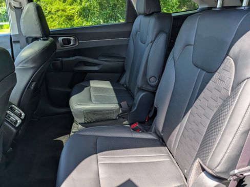 Used 2025 Kia Sorento EX w/ EX Panoramic Sunroof Package FWD image 22