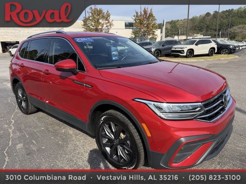 Certified 2024 Volkswagen Tiguan SE image 3