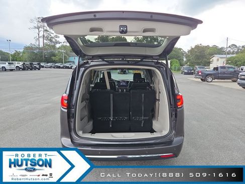 Used 2023 Chrysler Pacifica Touring-L FWD image 9
