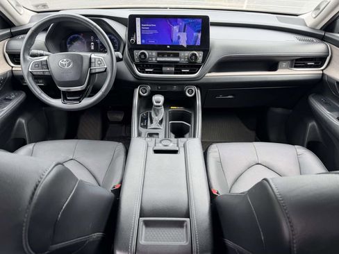 Used 2024 Toyota Grand Highlander AWD image 2