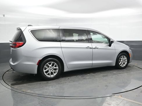 Used 2024 Chrysler Pacifica Touring-L FWD image 3