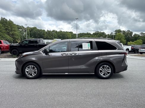 Used 2024 Toyota Sienna XLE w/ XLE Plus Package FWD image 2
