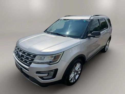 Used 2016 Ford Explorer XLT w/ Equipment Group 202A FWD image 7
