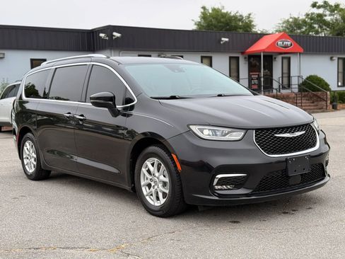Used 2021 Chrysler Pacifica Touring-L FWD image 3
