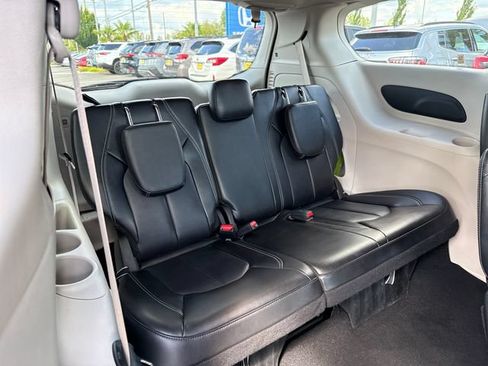 Used 2024 Chrysler Pacifica Touring-L FWD image 12