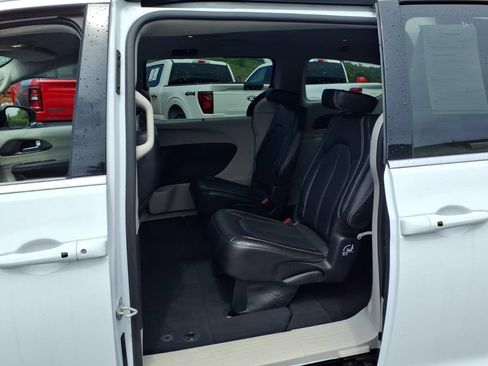 Used 2024 Chrysler Pacifica Touring-L FWD image 12
