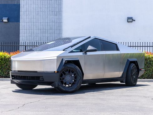 Used 2024 Tesla Cybertruck AWD Crew Cab image 3