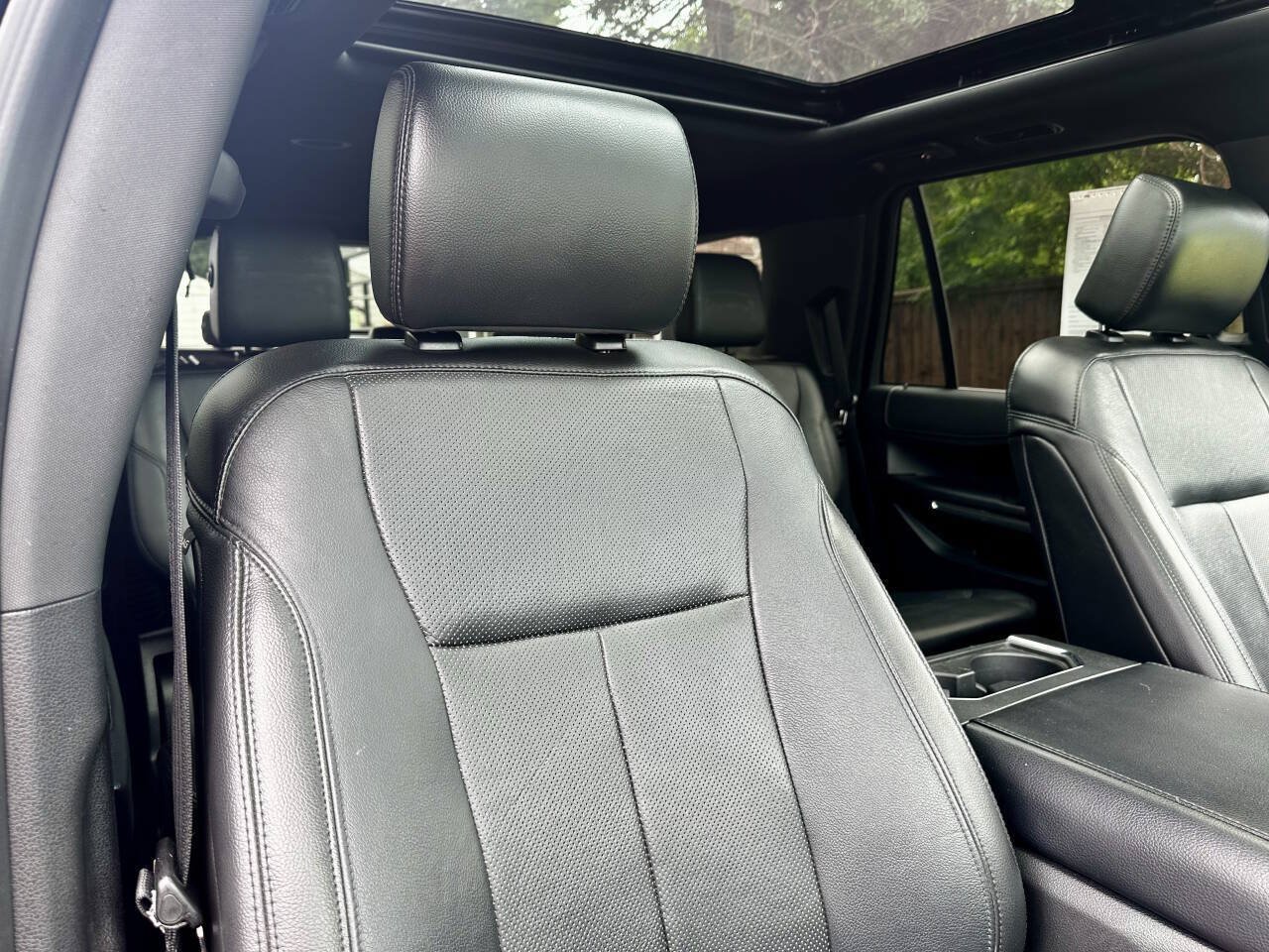 Used 2018 Ford Expedition XLT w/ Equipment Group 202A AWD/4WD image 17
