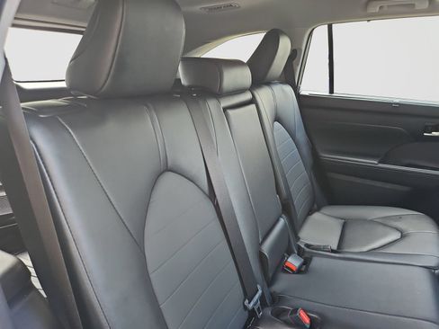 Used 2026 Toyota Highlander XLE AWD/4WD image 45