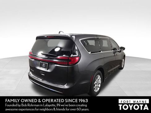 Used 2023 Chrysler Pacifica Touring-L image 7