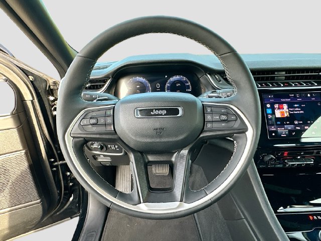 Used 2025 Jeep Grand Cherokee Altitude RWD image 12