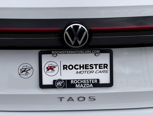 Used 2025 Volkswagen Taos SE image 40