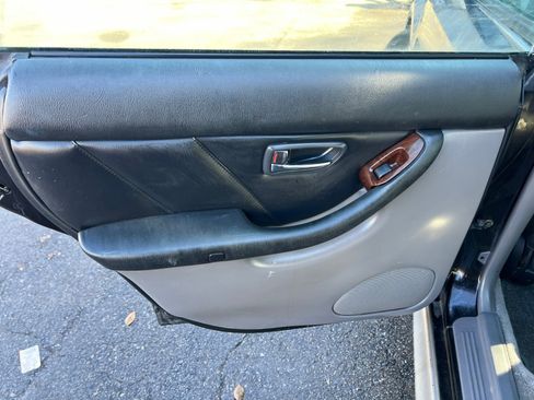 Used 2000 Subaru Outback Limited image 26