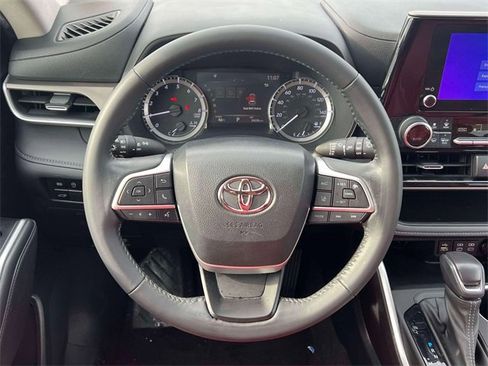 Used 2023 Toyota Highlander LE image 16