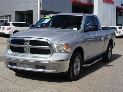 Used 2018 RAM 1500 Classic SLT image 2