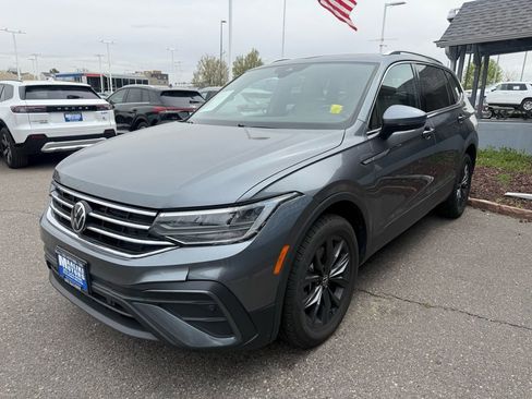 Used 2022 Volkswagen Tiguan SE w/ Panoramic Sunroof Package image 3