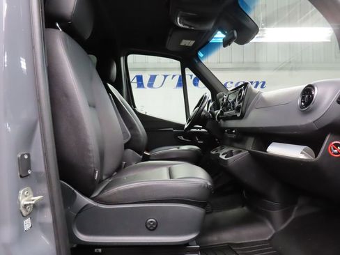 Used 2021 Mercedes-Benz Sprinter 2500 image 26
