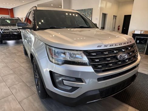 Used 2017 Ford Explorer XLT w/ Equipment Group 202A FWD image 5