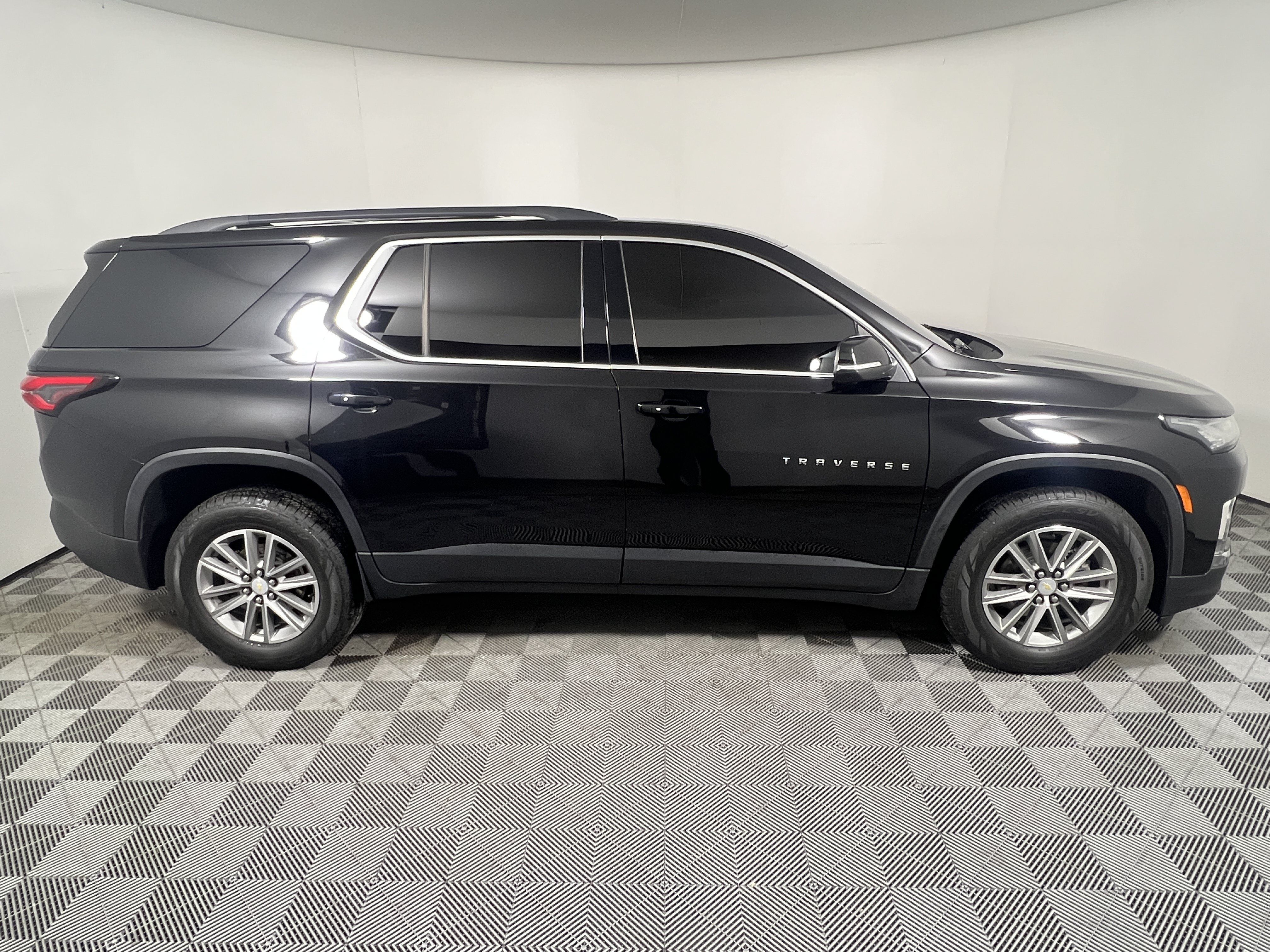 Used 2023 Chevrolet Traverse LT FWD image 6