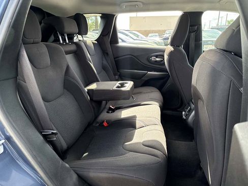 Used 2020 Jeep Cherokee Latitude FWD image 18