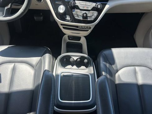 Used 2023 Chrysler Pacifica Touring-L FWD image 20