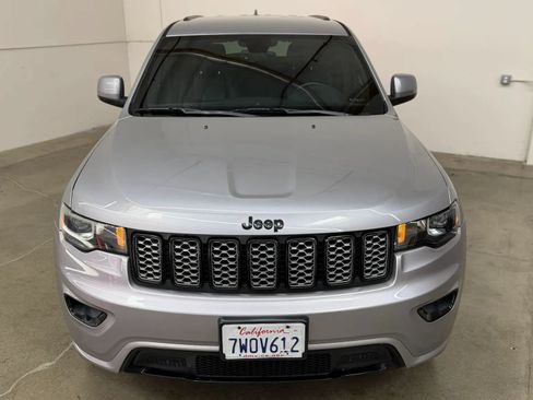 Used 2017 Jeep Grand Cherokee Altitude RWD image 3