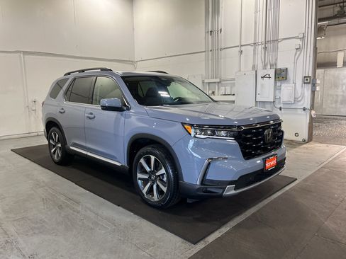 Used 2025 Honda Pilot Touring image 3