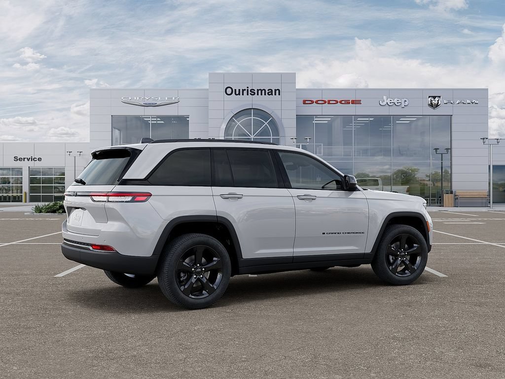 Used 2025 Jeep Grand Cherokee Altitude AWD/4WD image 4