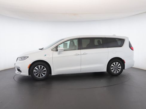 Used 2022 Chrysler Pacifica Touring-L image 40