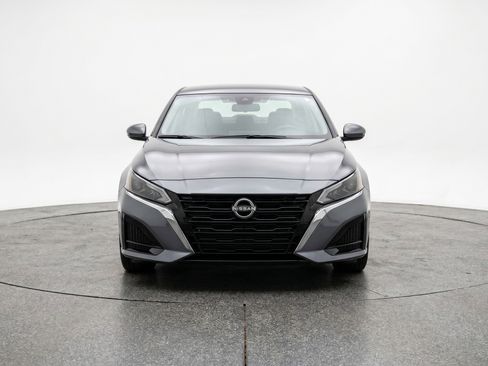 Used 2025 Nissan Altima 2.5 SV FWD image 2