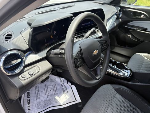 Used 2025 Chevrolet Trax LT FWD image 29