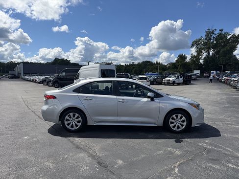 Used 2022 Toyota Corolla LE w/ Carpet Mat Package (TMS) FWD image 8