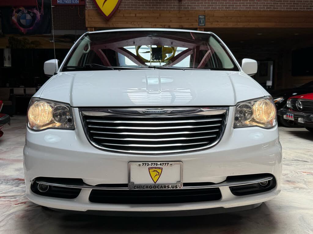Used 2014 Chrysler Town & Country Touring FWD image 7
