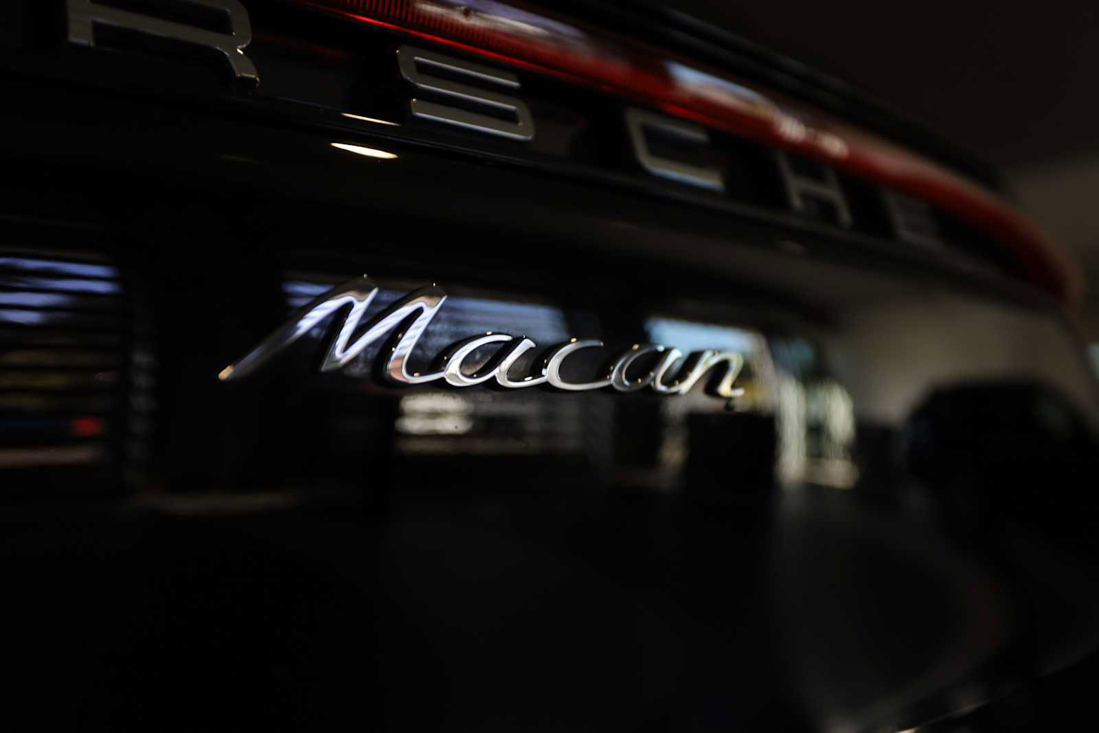 Used 2025 Porsche Macan AWD/4WD image 15