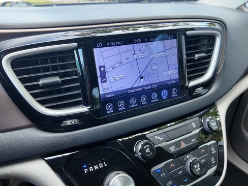 Used 2017 Chrysler Pacifica Touring-L w/ Tire & Wheel Group image 16