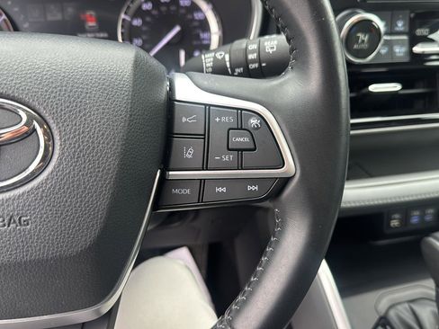 Used 2022 Toyota Highlander XLE image 23