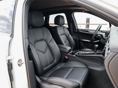 Certified 2025 Porsche Macan image 28