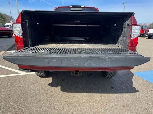 Used 2017 Nissan Titan SV image 10