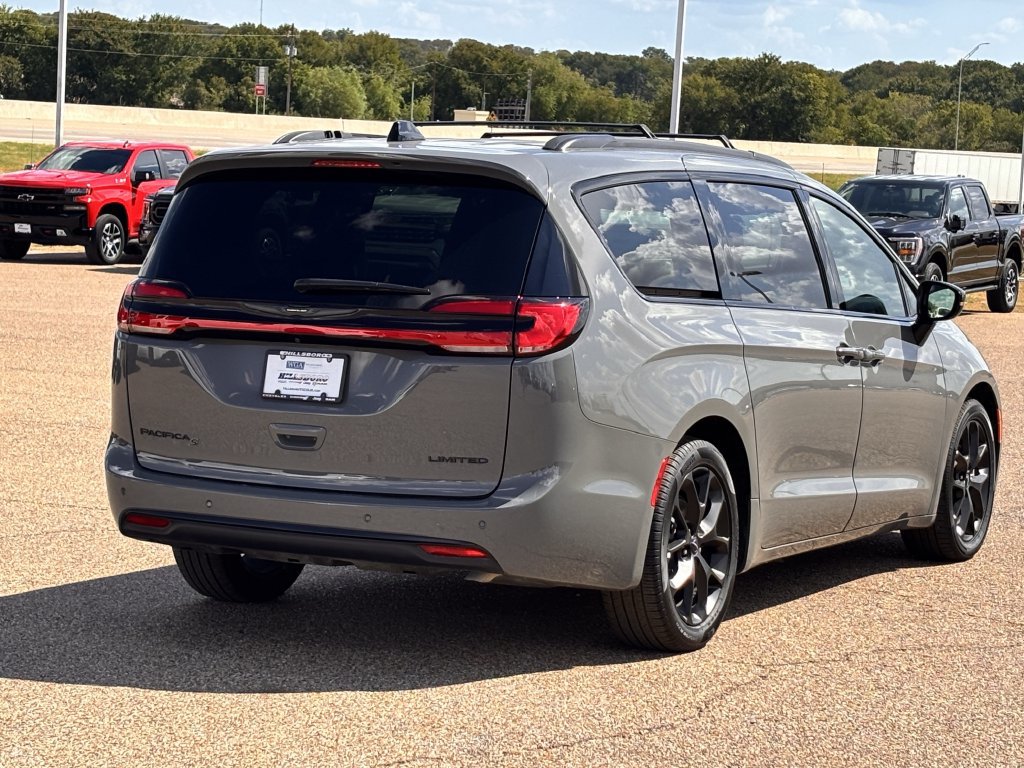 Used 2025 Chrysler Pacifica Limited FWD image 6