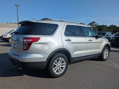 Used 2014 Ford Explorer XLT w/ Equipment Group 202A FWD image 4